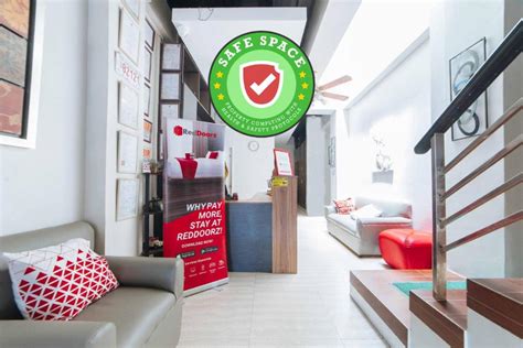 Rooms available at RedDoorz near G Mall Bajada Davao .